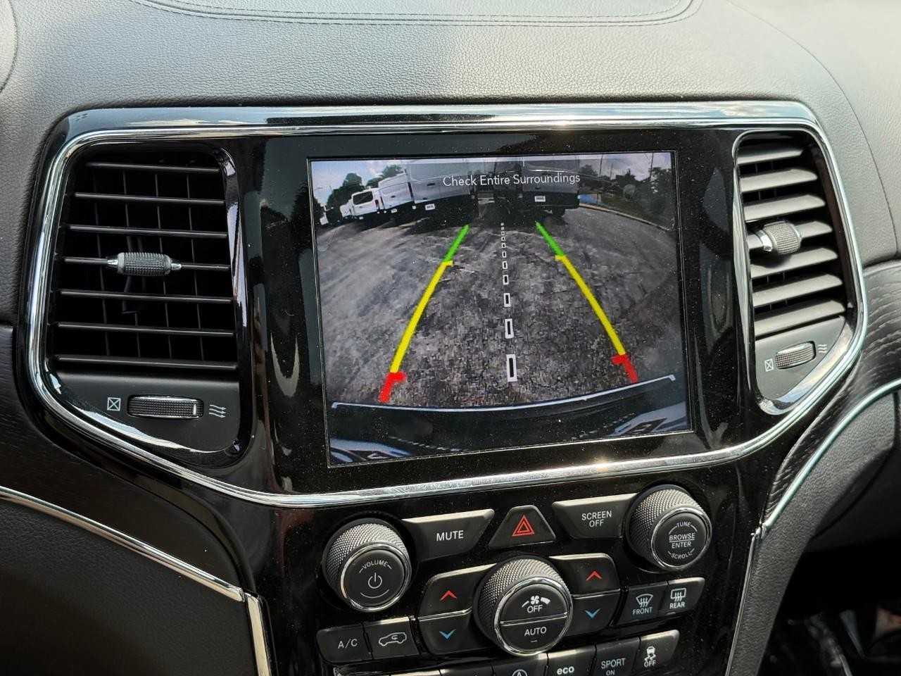 Jeep Grand Cherokee Vehicle Full-screen Gallery Image 16