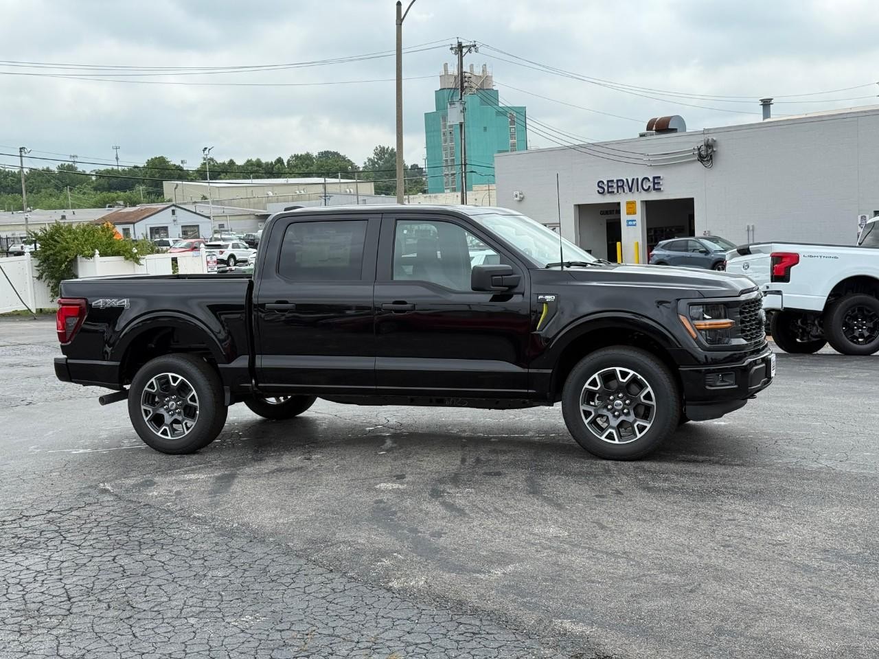 Ford F-150 Vehicle Full-screen Gallery Image 02