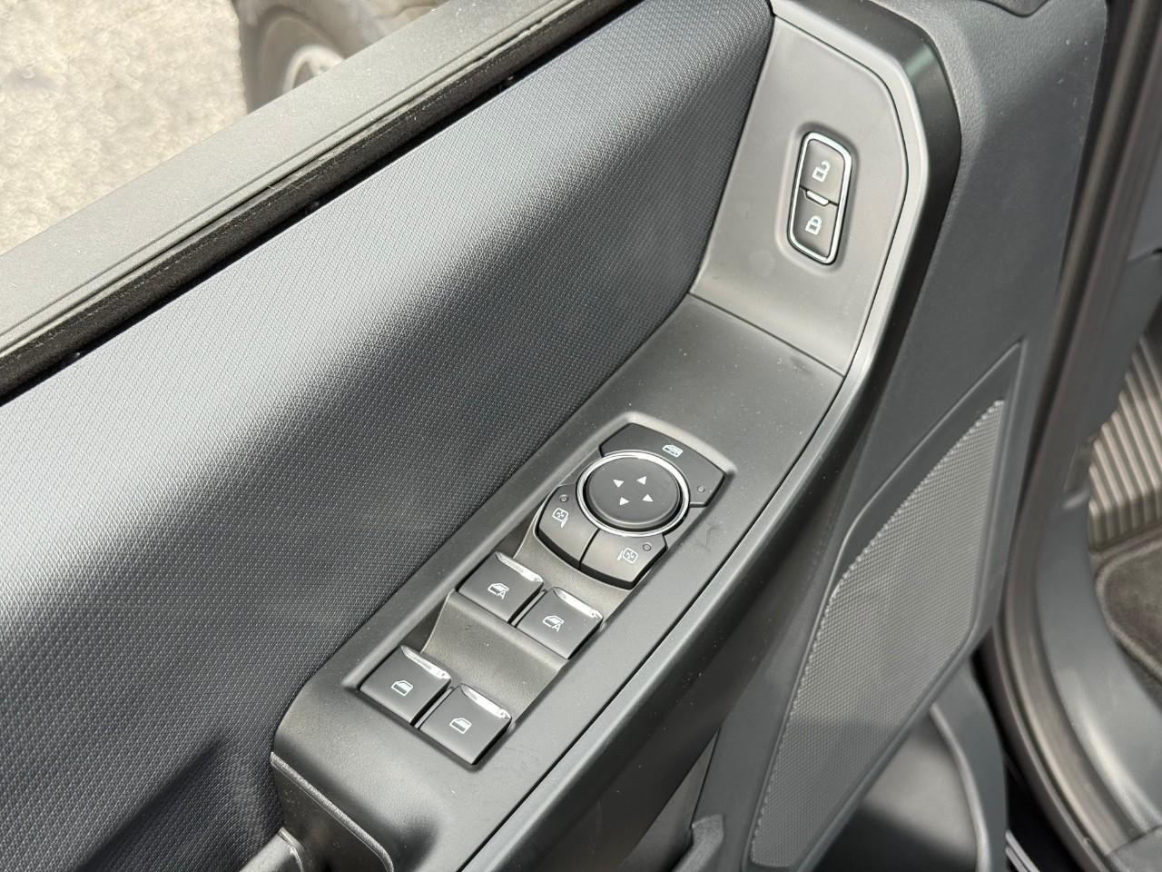 Ford F-150 Vehicle Full-screen Gallery Image 10