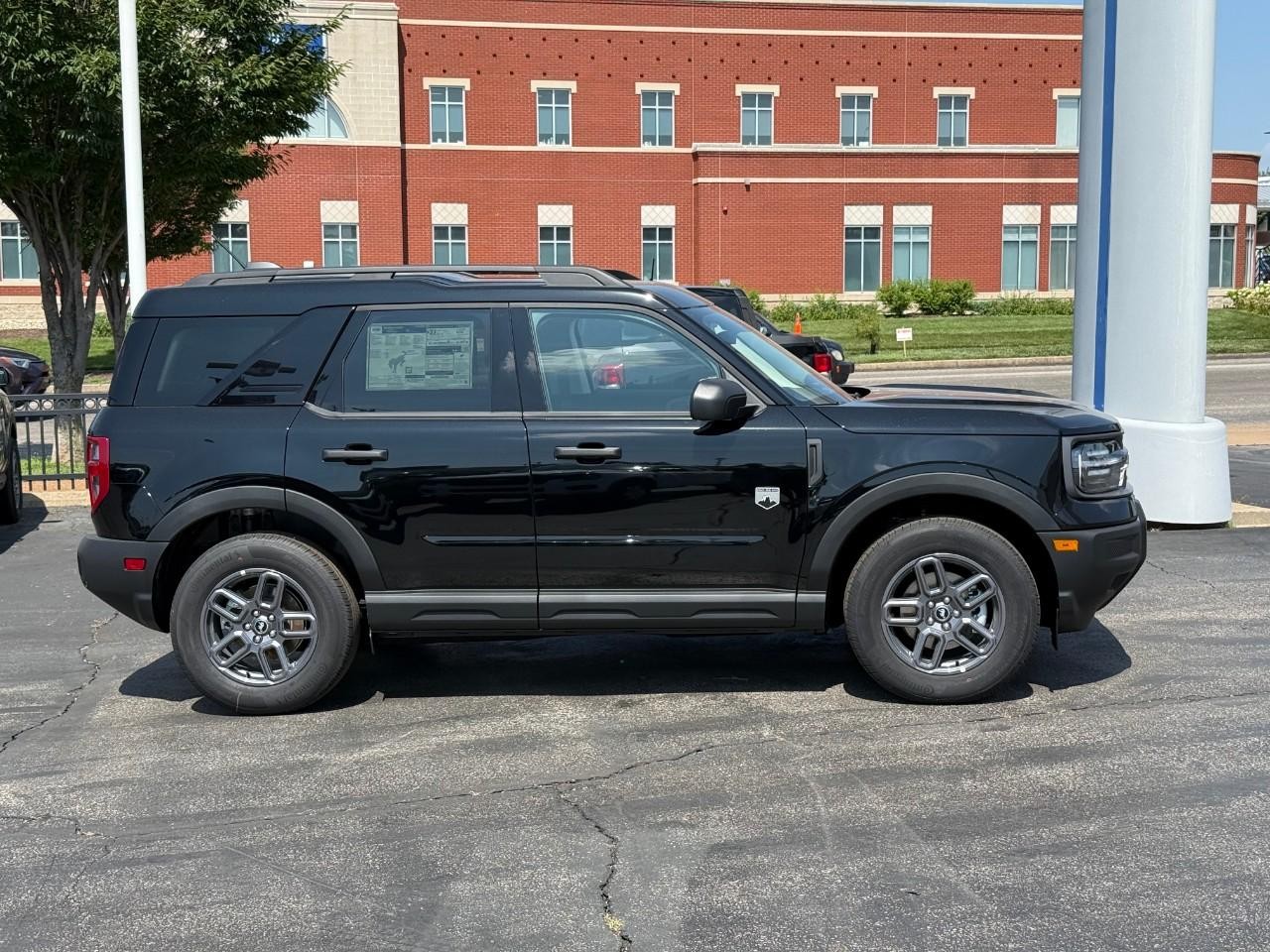 Ford Bronco Sport Vehicle Full-screen Gallery Image 02