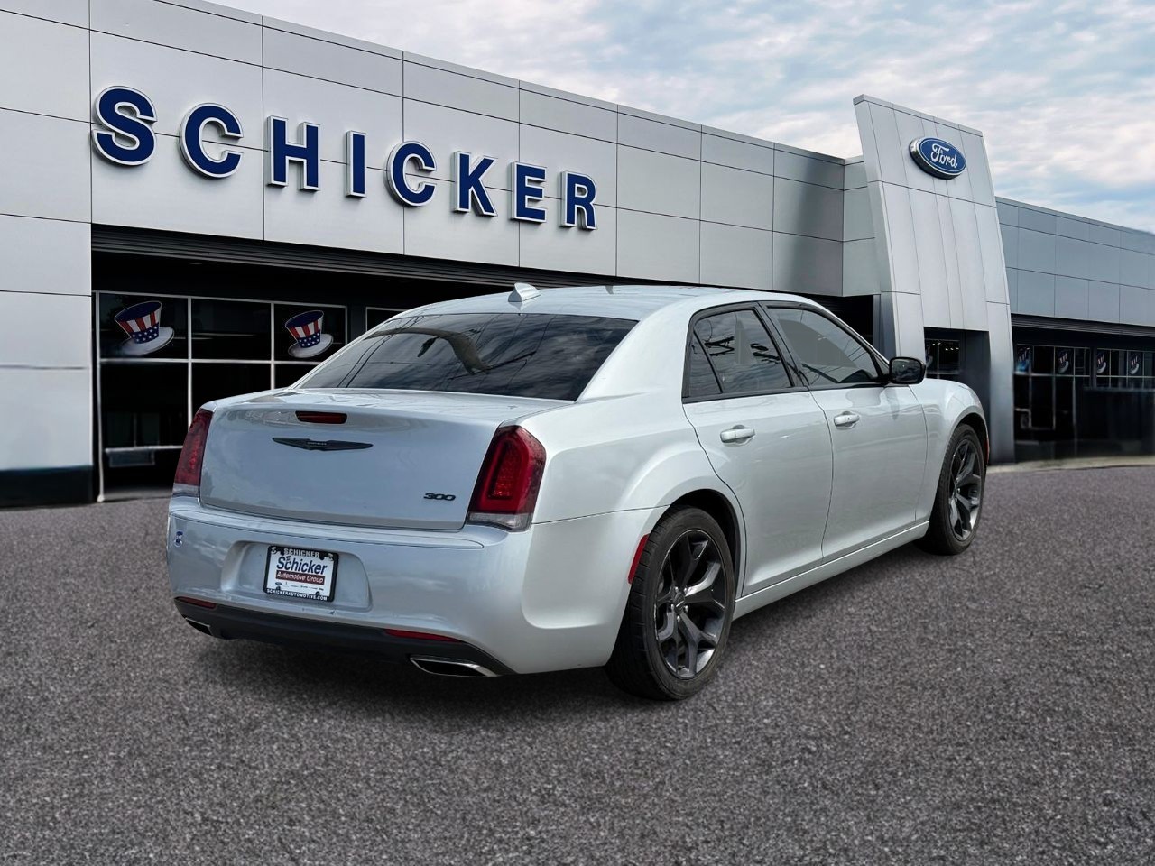 Chrysler 300 Vehicle Full-screen Gallery Image 02