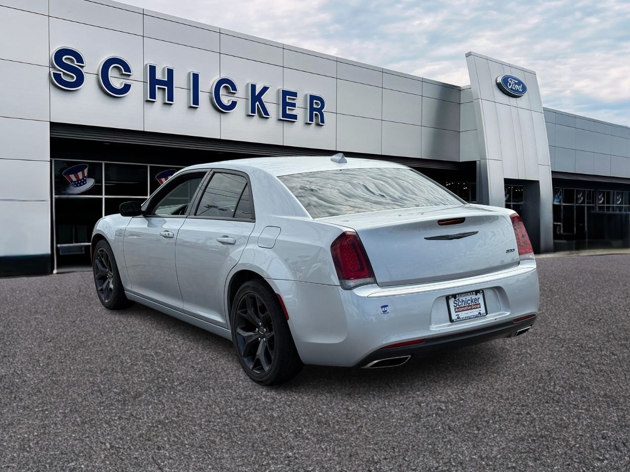 Chrysler 300 Vehicle Full-screen Gallery Image 03