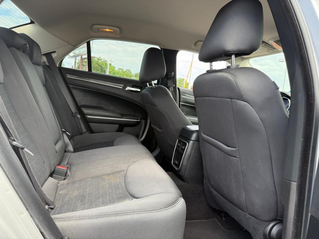 Chrysler 300 Vehicle Full-screen Gallery Image 05