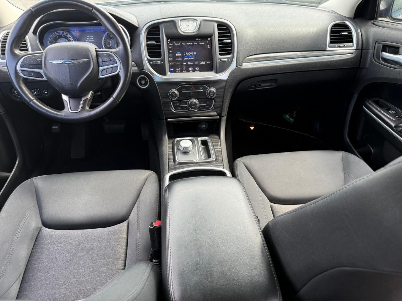 Chrysler 300 Vehicle Full-screen Gallery Image 06