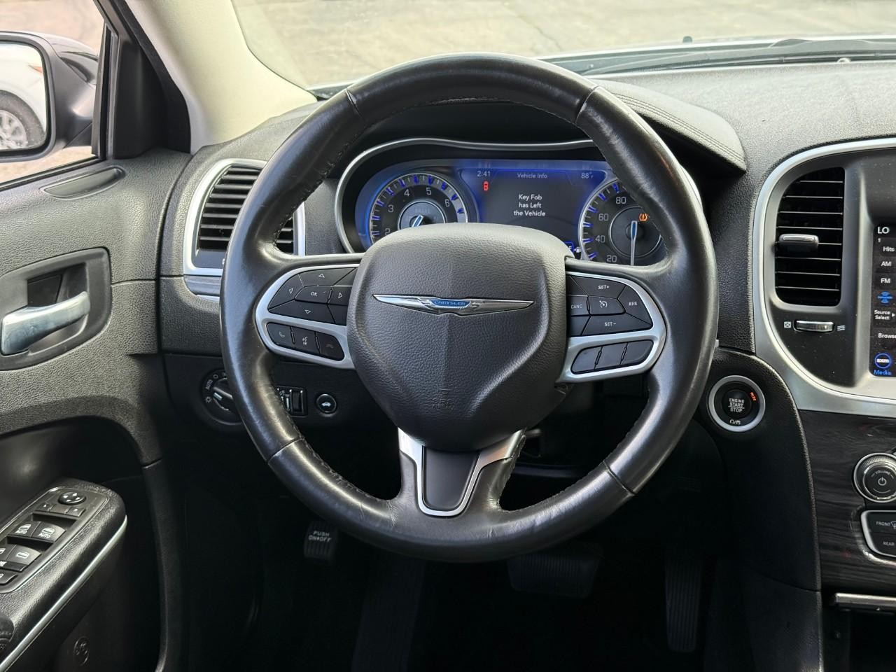 Chrysler 300 Vehicle Full-screen Gallery Image 07