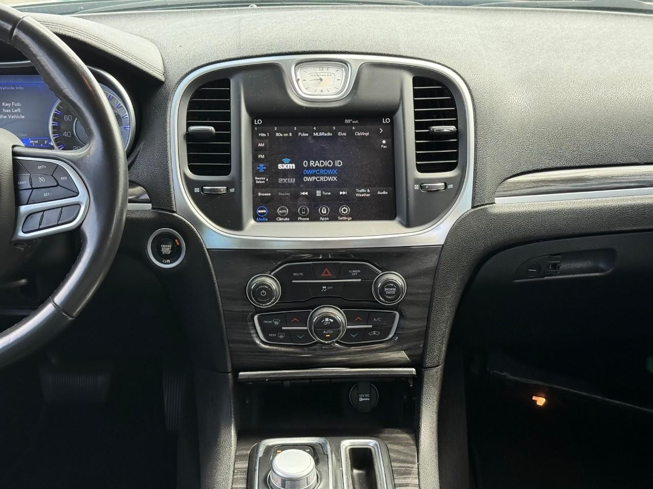 Chrysler 300 Vehicle Full-screen Gallery Image 08