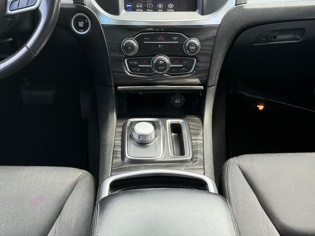 Chrysler 300 Vehicle Full-screen Gallery Image 09