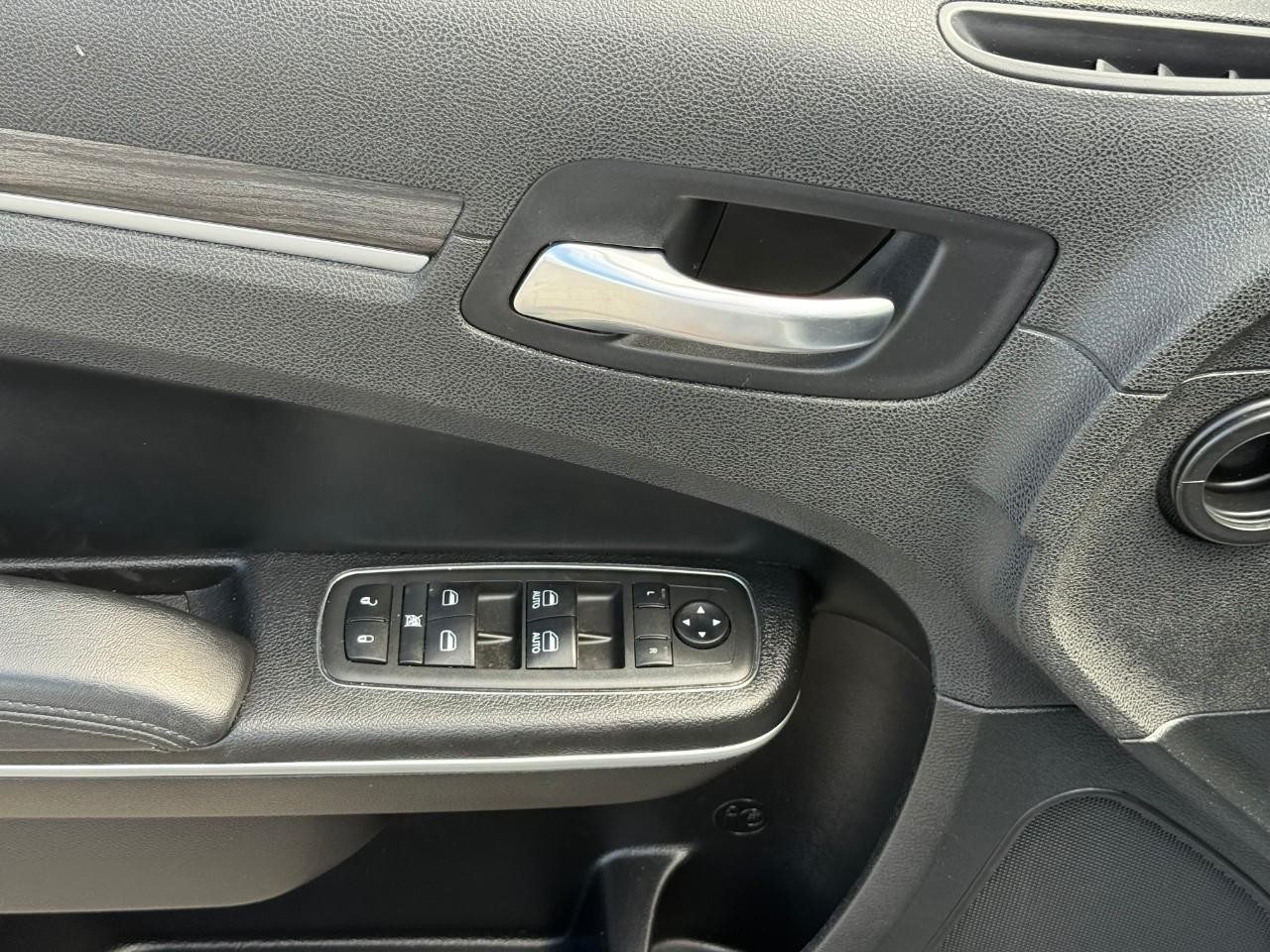 Chrysler 300 Vehicle Full-screen Gallery Image 10