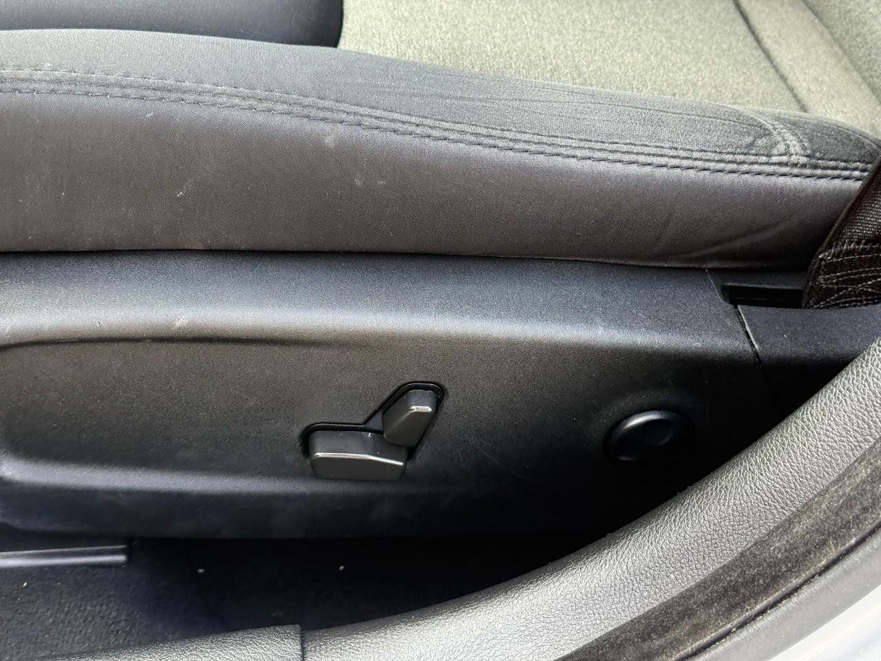 Chrysler 300 Vehicle Full-screen Gallery Image 12