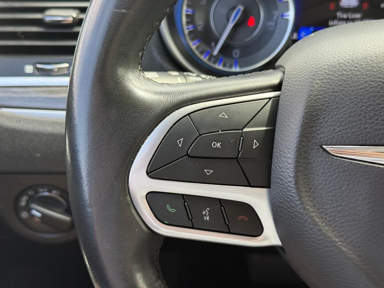 Chrysler 300 Vehicle Full-screen Gallery Image 13