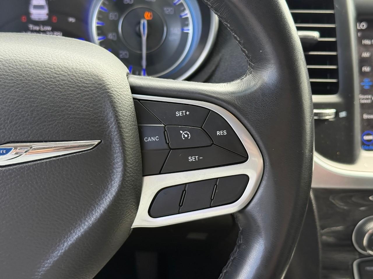 Chrysler 300 Vehicle Full-screen Gallery Image 14