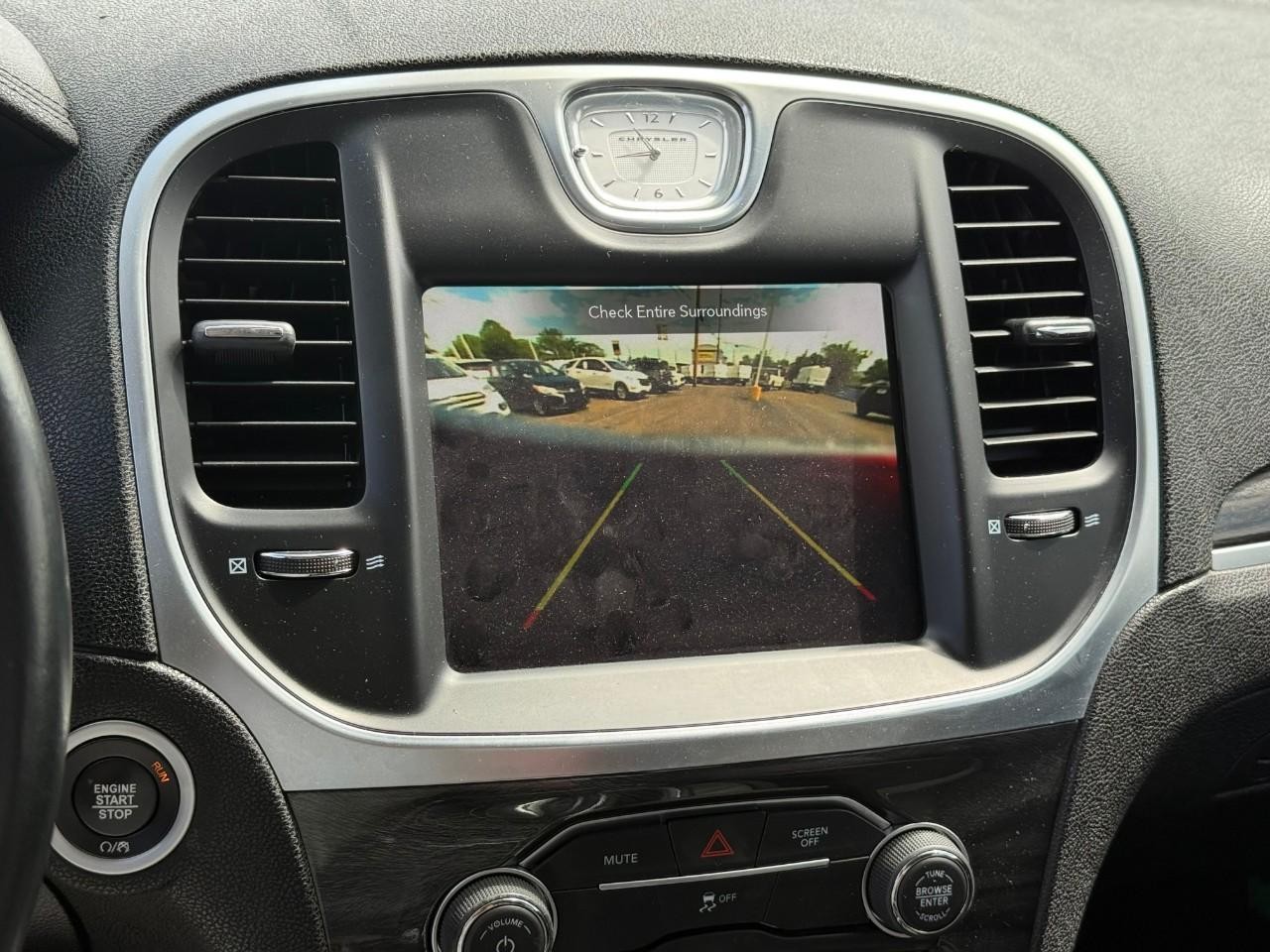 Chrysler 300 Vehicle Full-screen Gallery Image 16