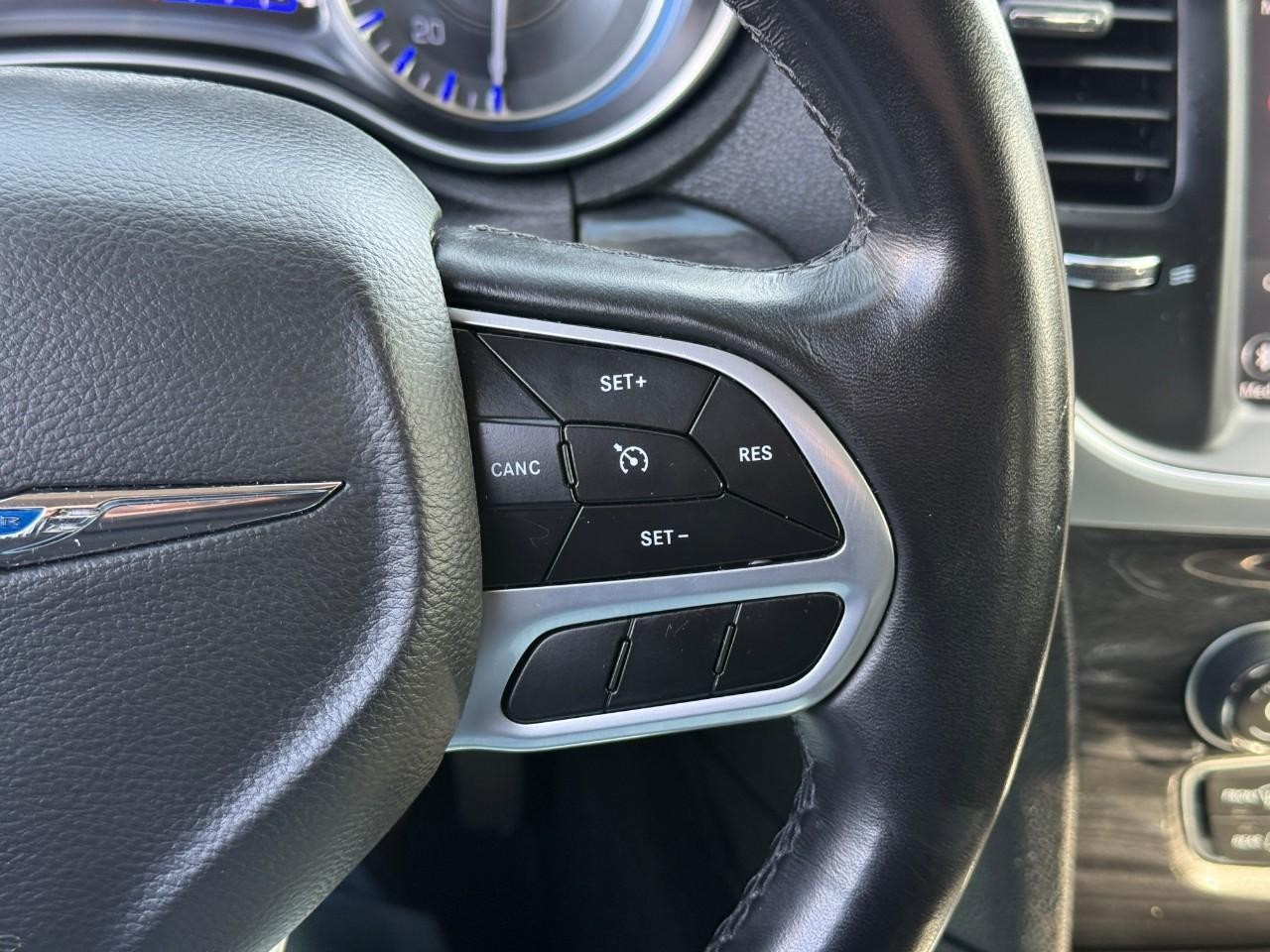 Chrysler 300 Vehicle Full-screen Gallery Image 19