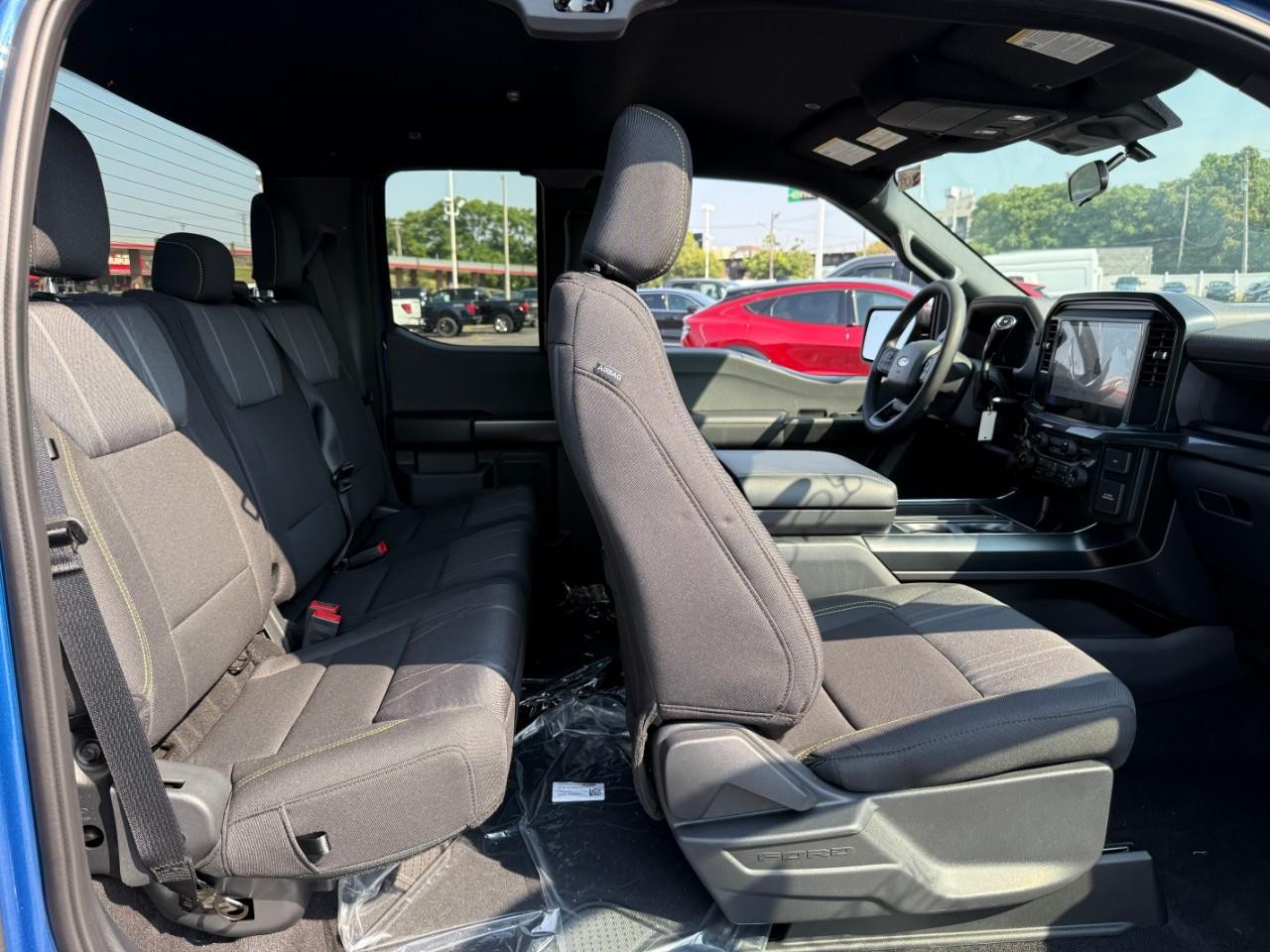 Ford F-150 Vehicle Full-screen Gallery Image 06