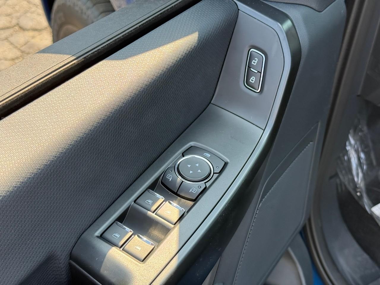 Ford F-150 Vehicle Full-screen Gallery Image 07