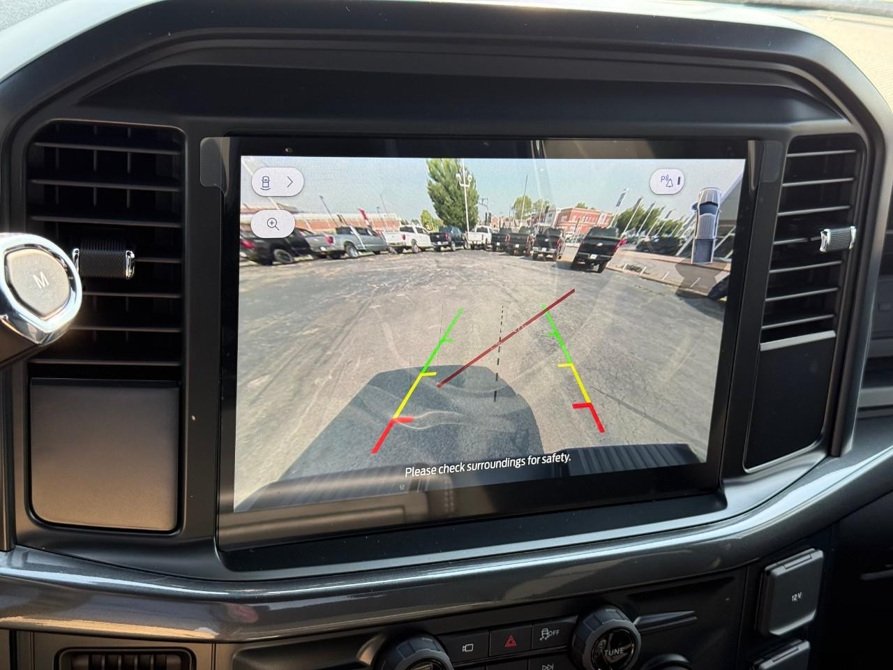 Ford F-150 Vehicle Full-screen Gallery Image 11