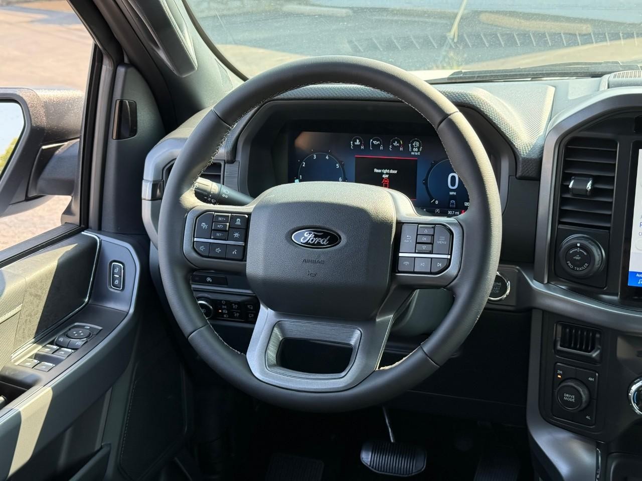 Ford F-150 Vehicle Full-screen Gallery Image 07