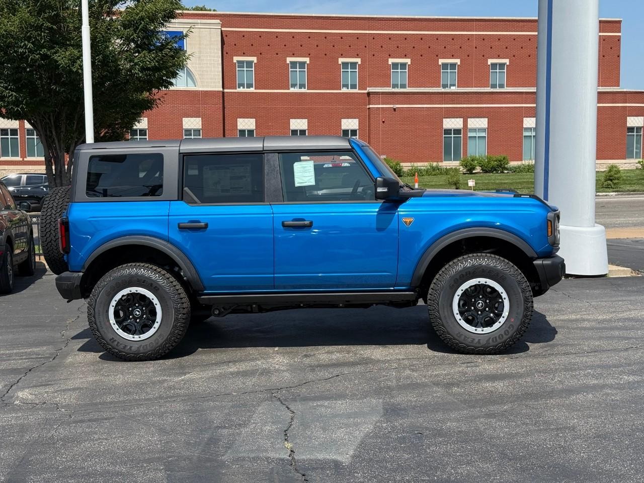 Ford Bronco Vehicle Full-screen Gallery Image 02