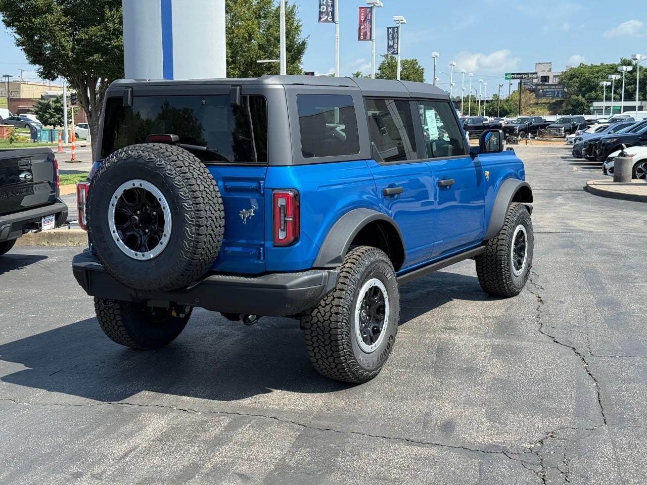 Ford Bronco Vehicle Full-screen Gallery Image 03