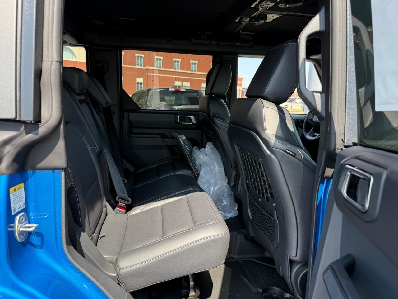 Ford Bronco Vehicle Full-screen Gallery Image 04