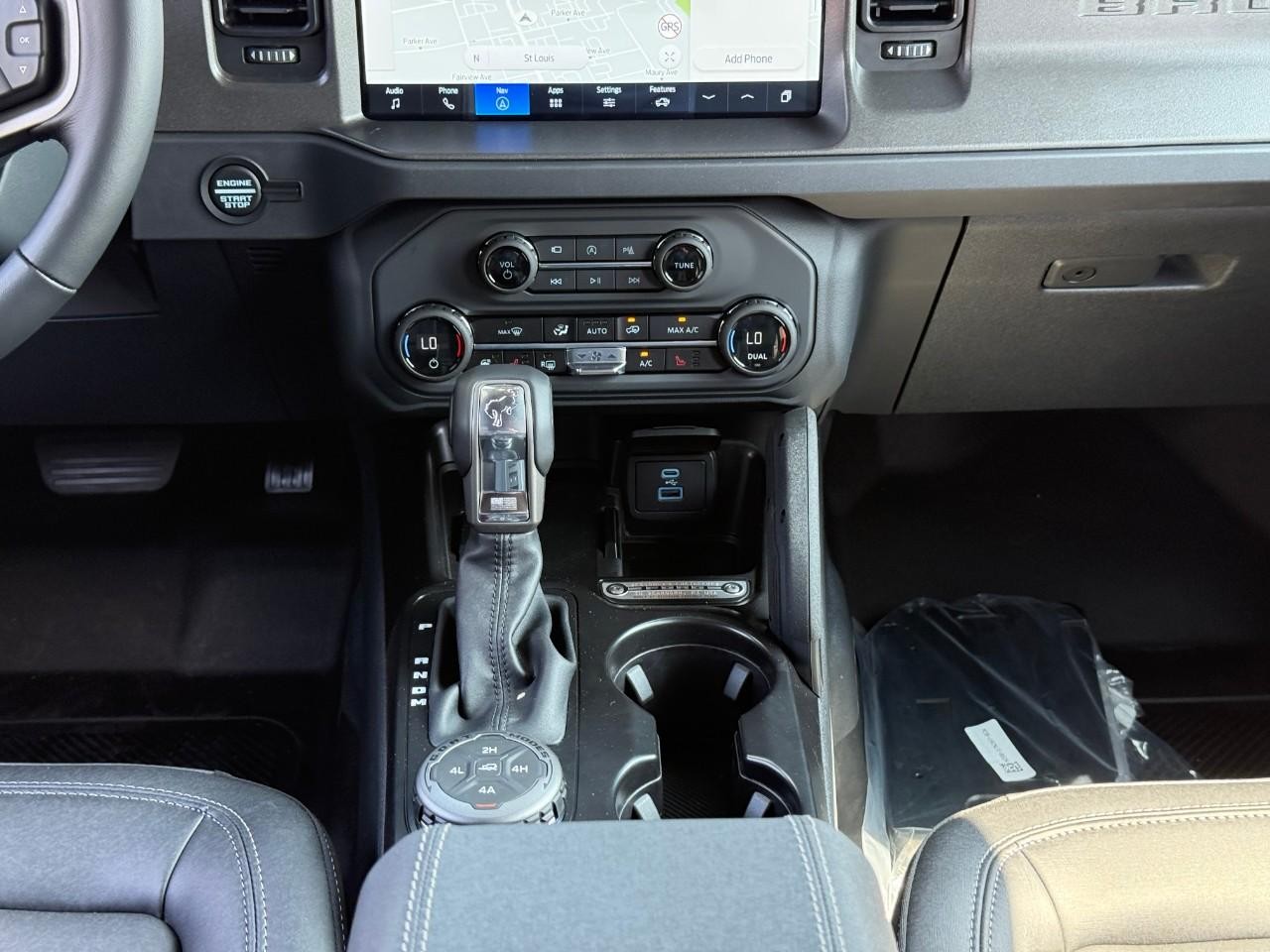 Ford Bronco Vehicle Full-screen Gallery Image 08