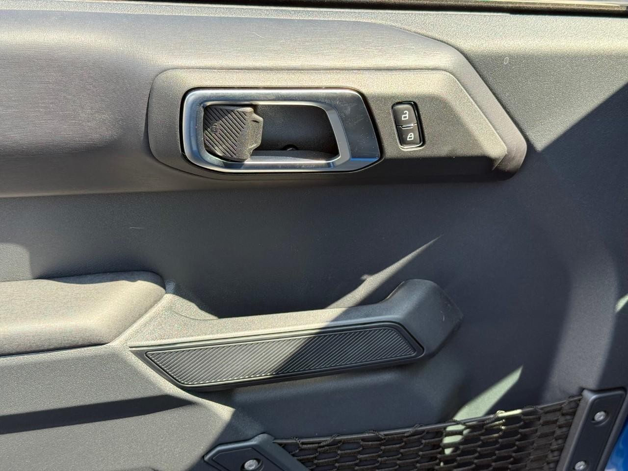 Ford Bronco Vehicle Full-screen Gallery Image 09