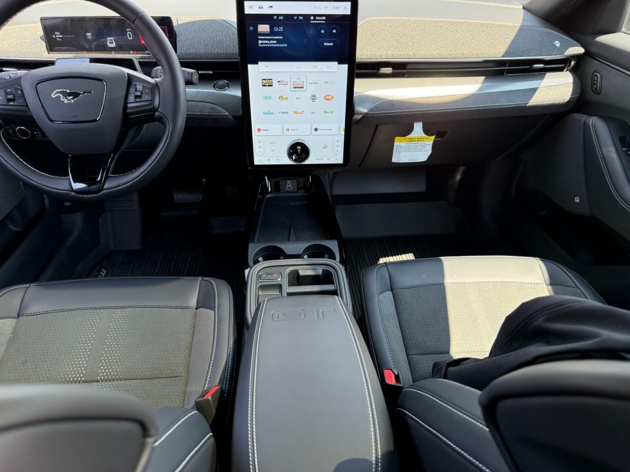 Ford Mustang Mach-E Vehicle Full-screen Gallery Image 05