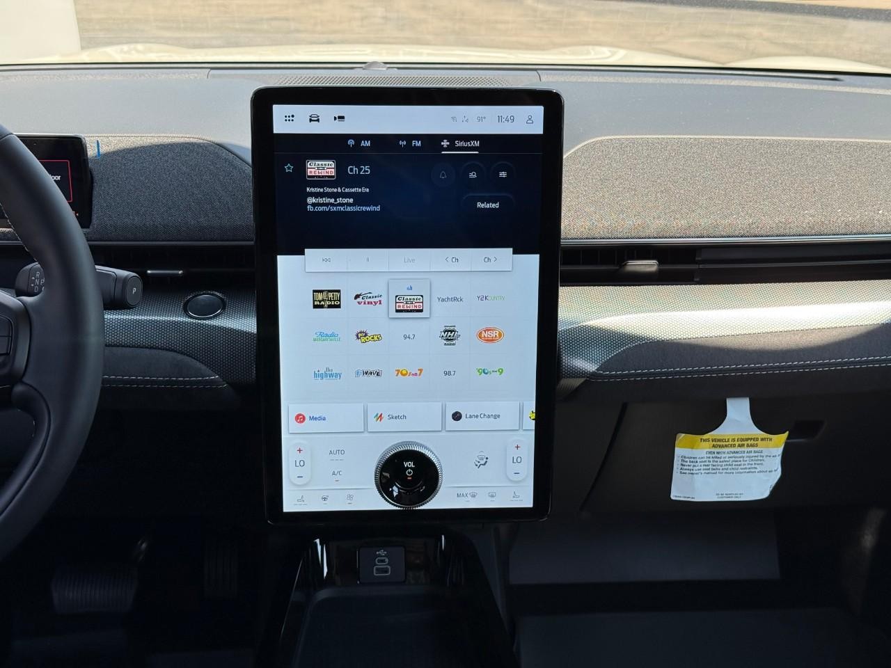 Ford Mustang Mach-E Vehicle Full-screen Gallery Image 07