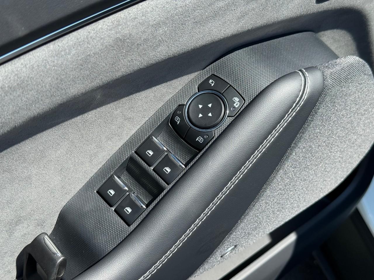 Ford Mustang Mach-E Vehicle Full-screen Gallery Image 09