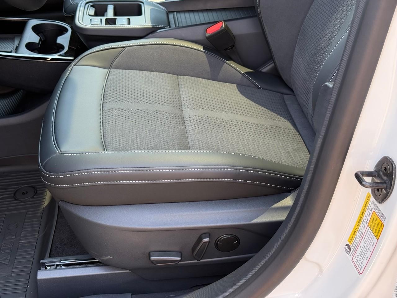 Ford Mustang Mach-E Vehicle Full-screen Gallery Image 11