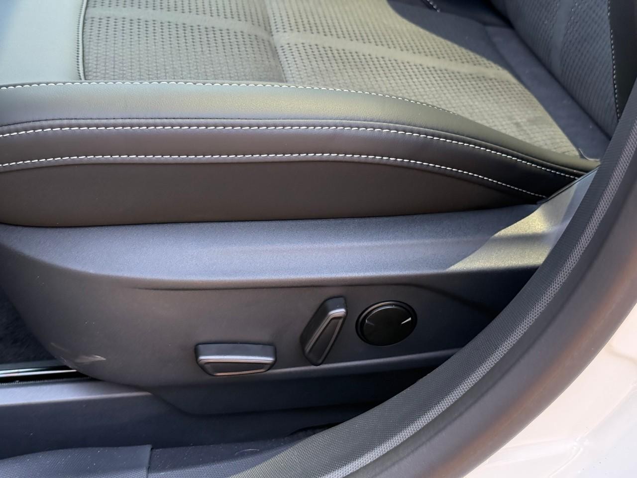 Ford Mustang Mach-E Vehicle Full-screen Gallery Image 12