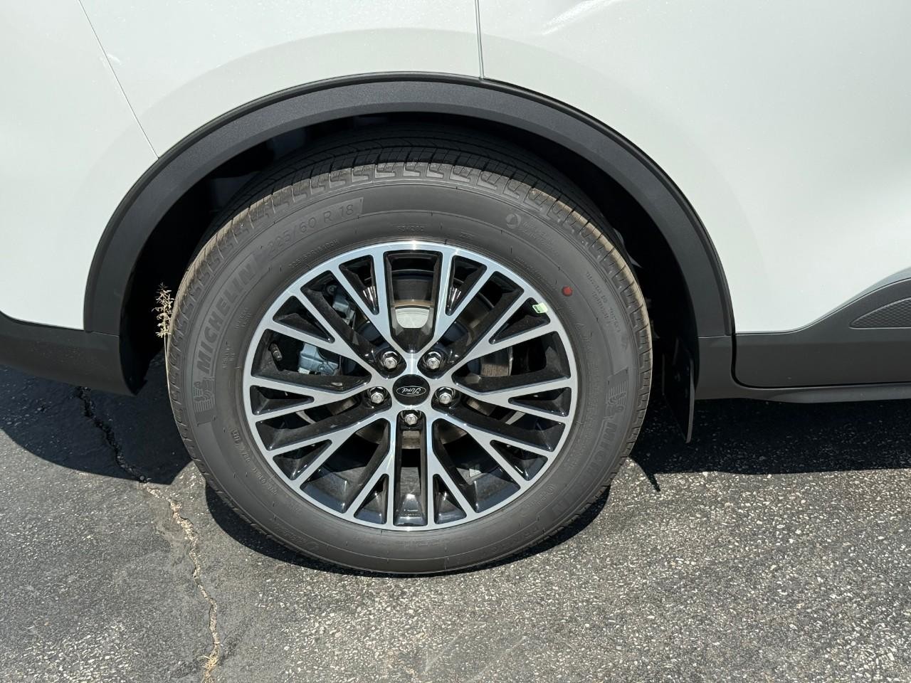 Ford Escape Vehicle Full-screen Gallery Image 05