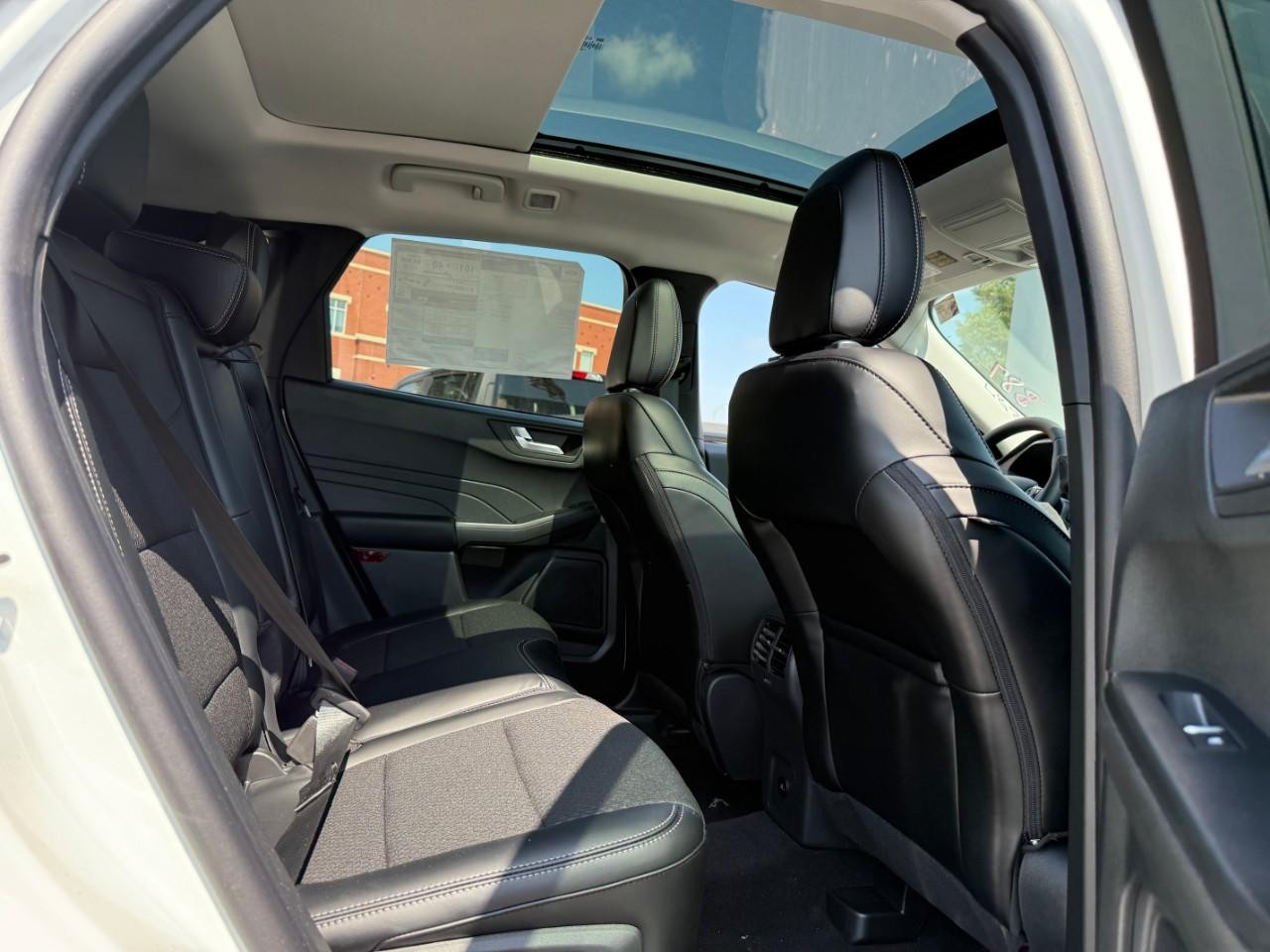 Ford Escape Vehicle Full-screen Gallery Image 06