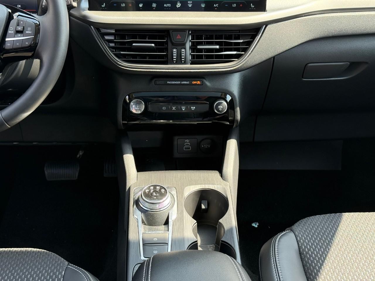 Ford Escape Vehicle Full-screen Gallery Image 10