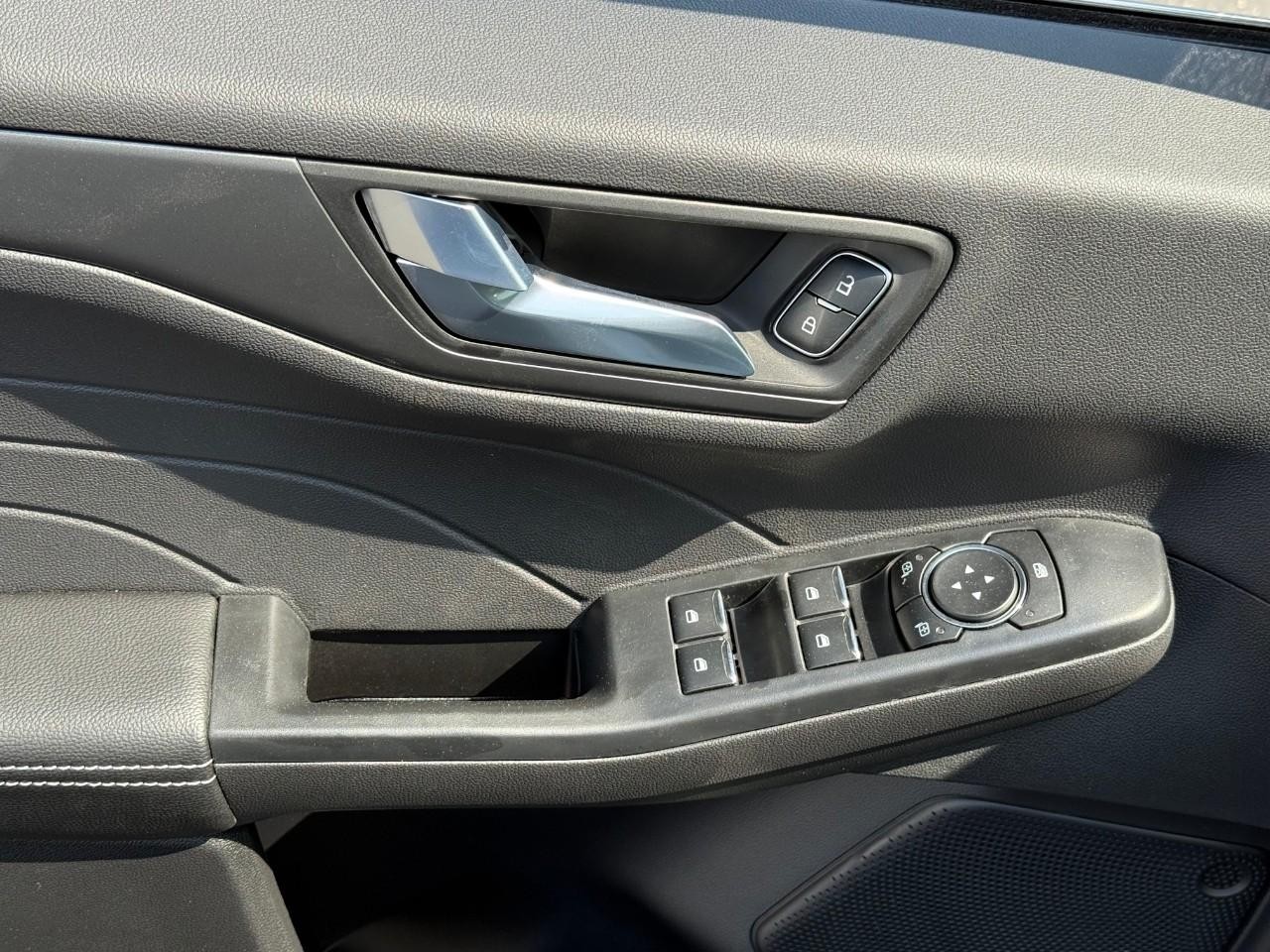 Ford Escape Vehicle Full-screen Gallery Image 12