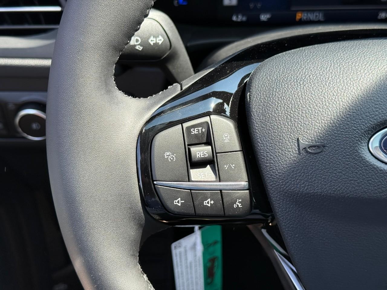 Ford Escape Vehicle Full-screen Gallery Image 16