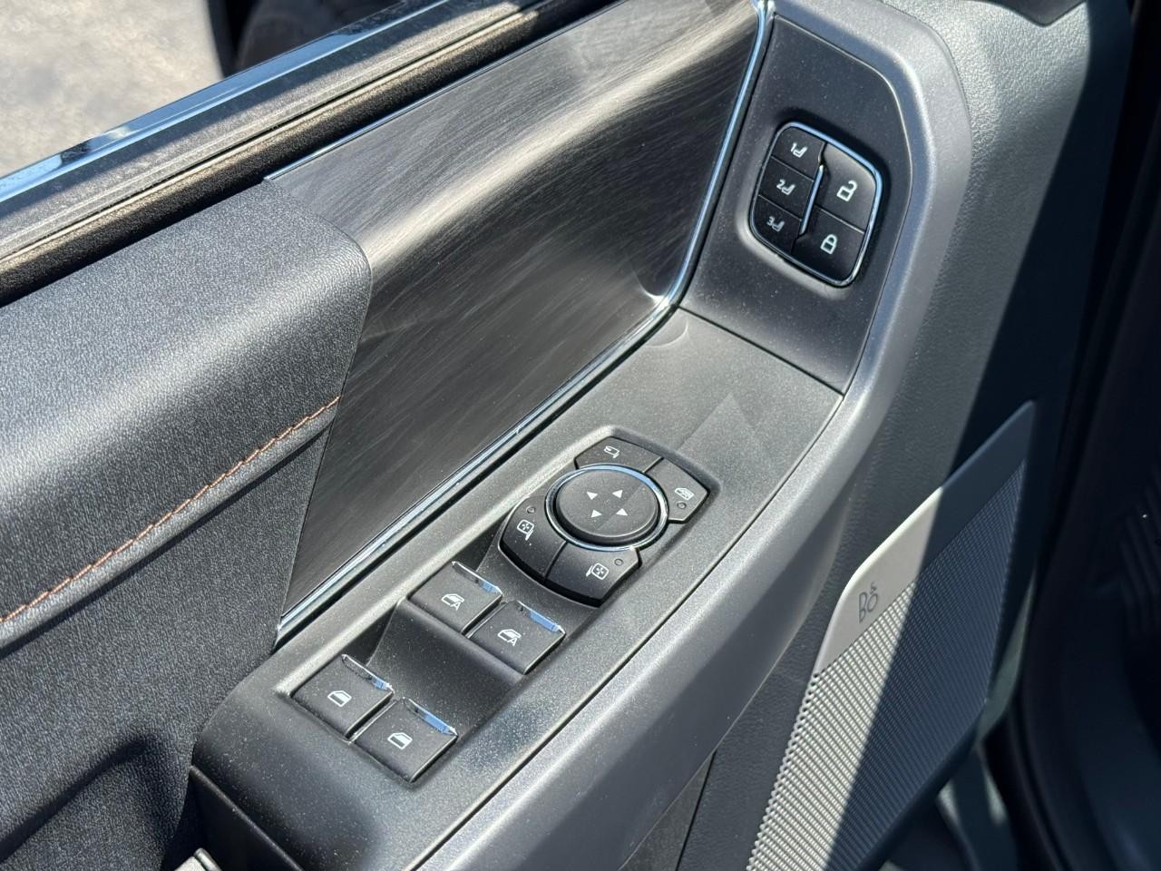 Ford F-150 Vehicle Full-screen Gallery Image 10