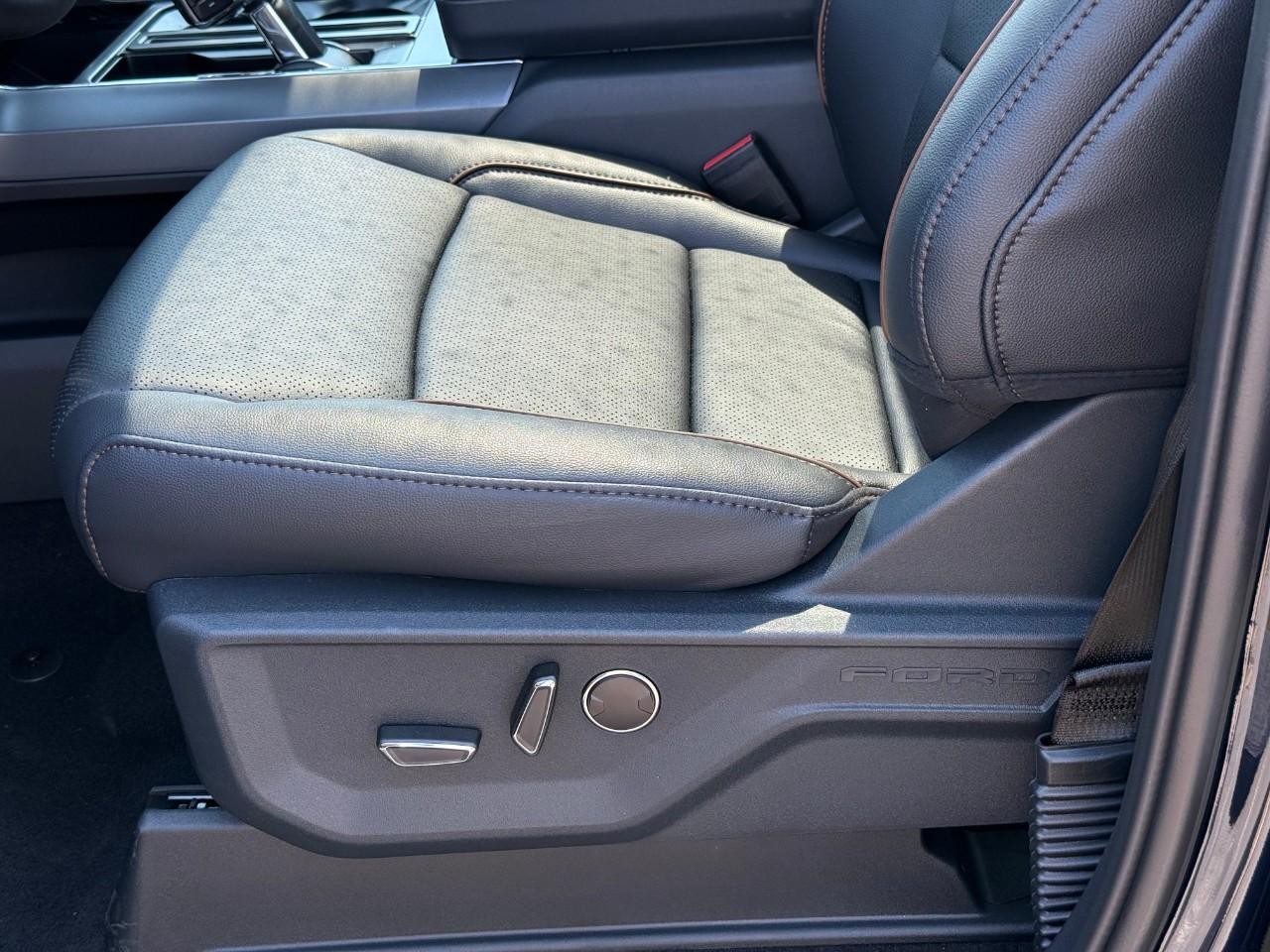 Ford F-150 Vehicle Full-screen Gallery Image 12