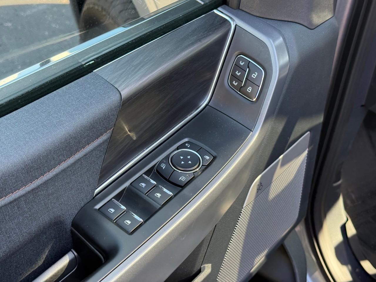 Ford F-150 Vehicle Full-screen Gallery Image 10