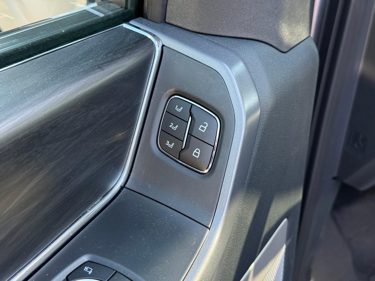 Ford F-150 Vehicle Full-screen Gallery Image 11