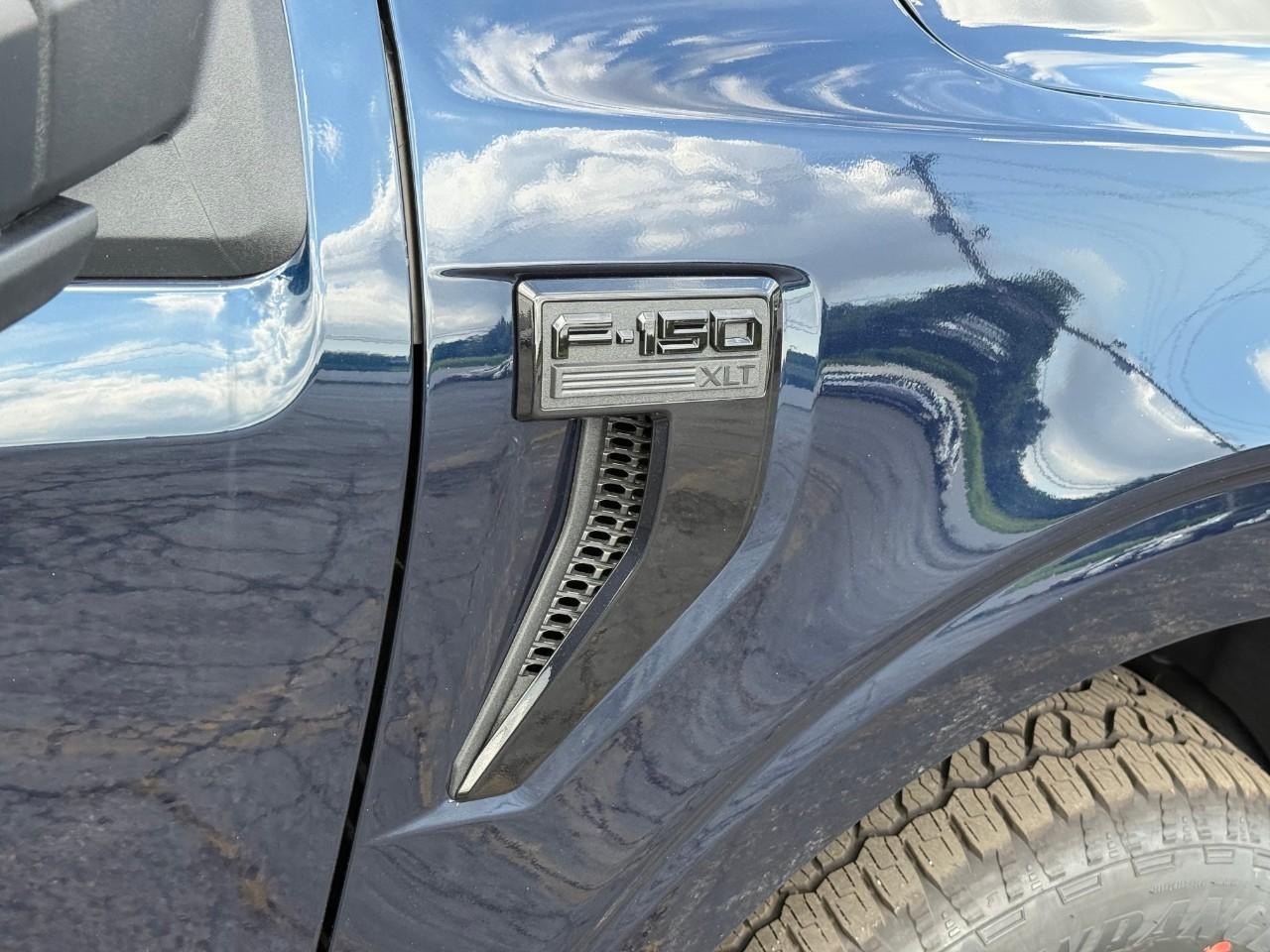 Ford F-150 Vehicle Full-screen Gallery Image 05