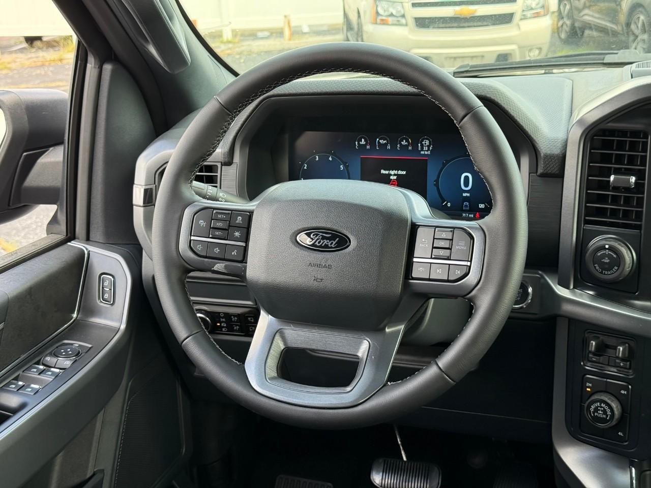 Ford F-150 Vehicle Full-screen Gallery Image 08