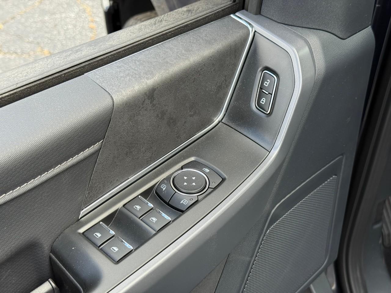 Ford F-150 Vehicle Full-screen Gallery Image 11