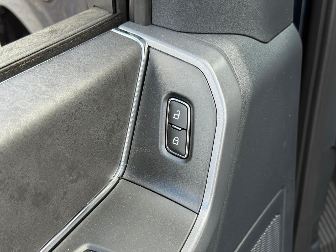 Ford F-150 Vehicle Full-screen Gallery Image 12