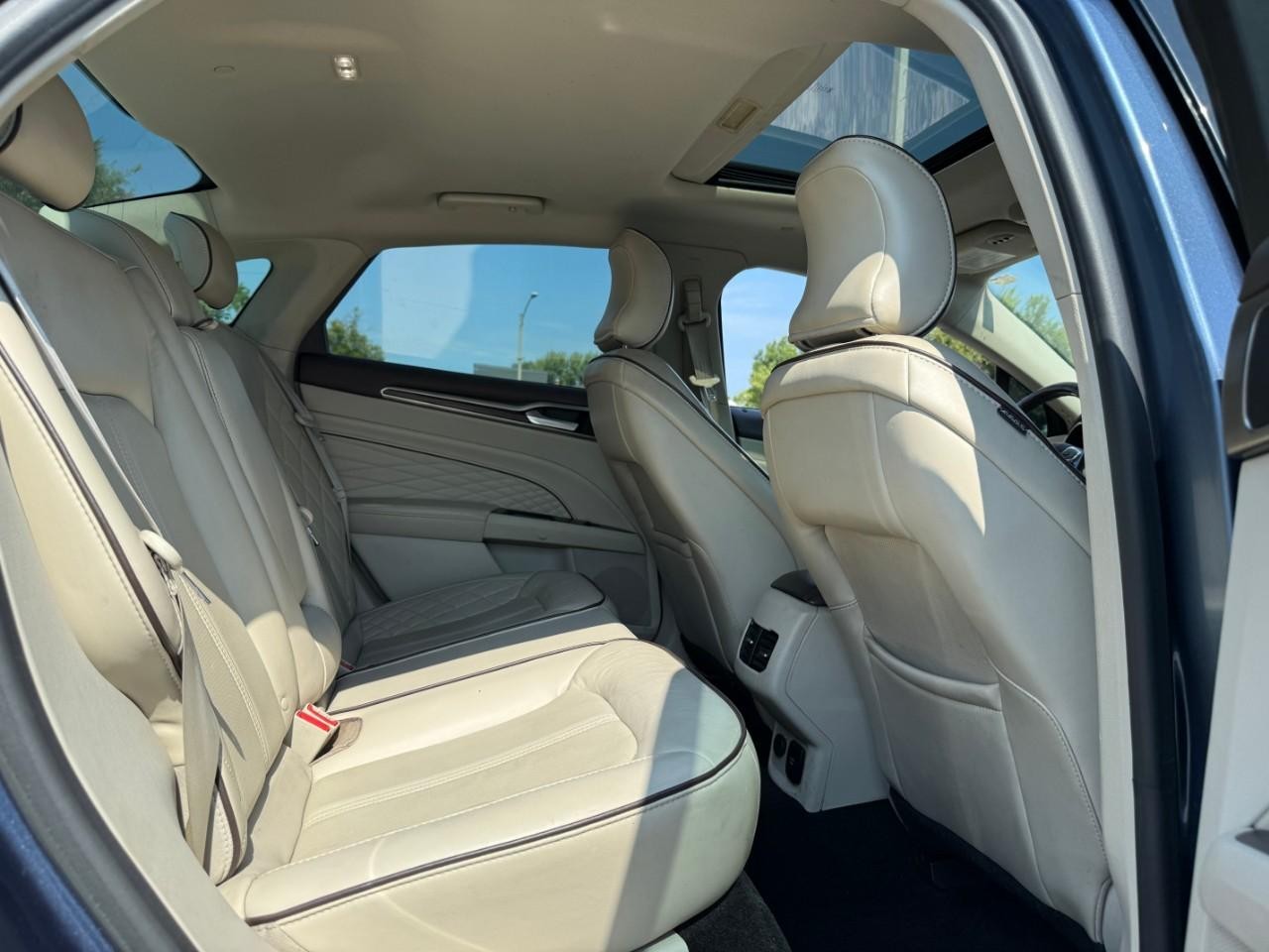 Ford Fusion Energi Vehicle Full-screen Gallery Image 05