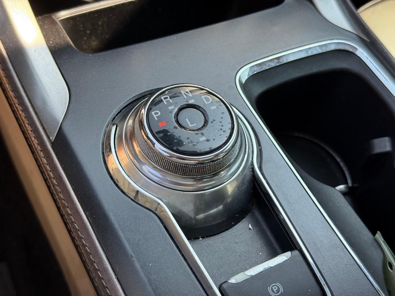 Ford Fusion Energi Vehicle Full-screen Gallery Image 09