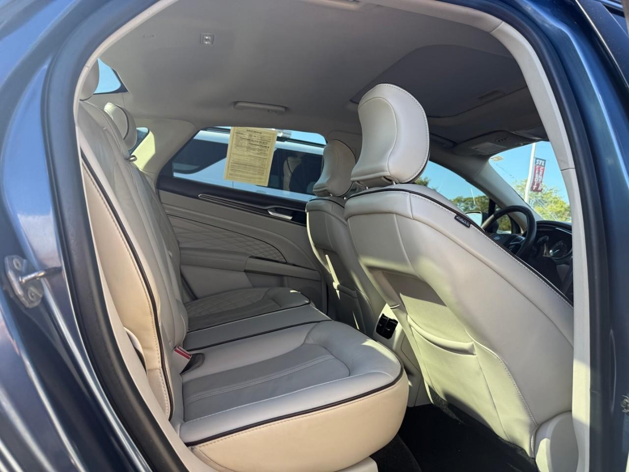 Ford Fusion Energi Vehicle Full-screen Gallery Image 12