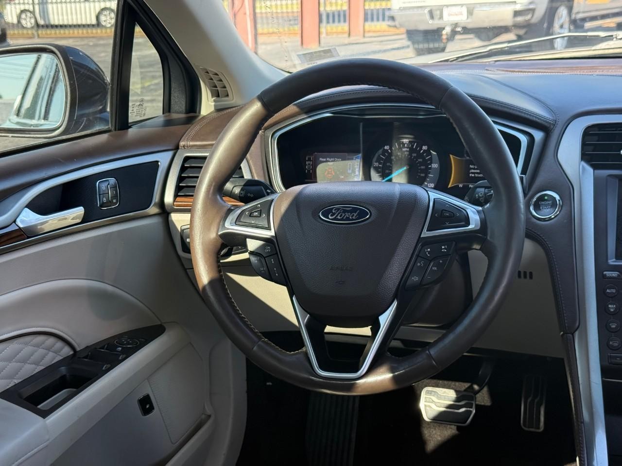 Ford Fusion Energi Vehicle Full-screen Gallery Image 14