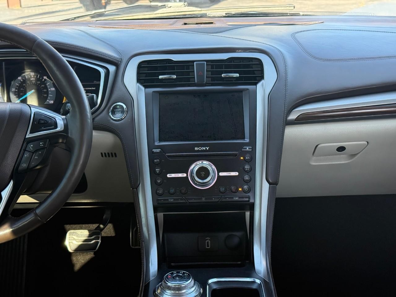 Ford Fusion Energi Vehicle Full-screen Gallery Image 15