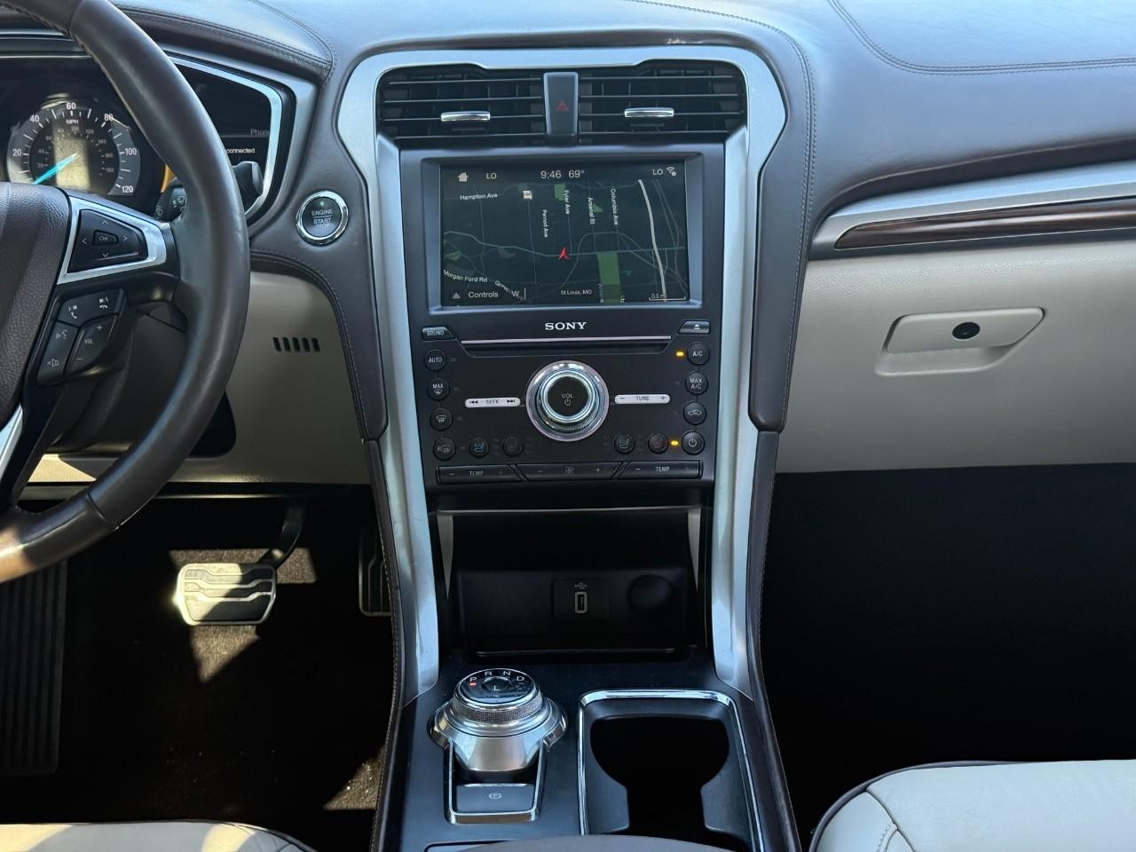 Ford Fusion Energi Vehicle Full-screen Gallery Image 16
